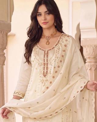women ethnic motifs embroidered regular thread work kurta with trousers & with dupatta 5