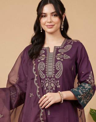women ethnic motifs embroidered regular kurta with trousers & with dupatta 3