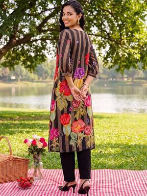women floral printed regular cotton kurta with trousers 5