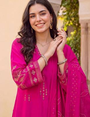 women floral printed regular kurta with palazzos & with dupatta 3