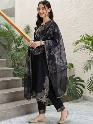 women ethnic motifs embroidered regular thread work kurta with trousers & with dupatta 3
