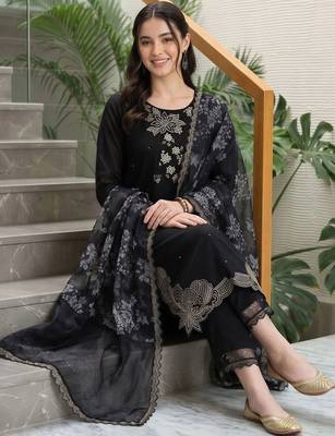 women ethnic motifs embroidered regular thread work kurta with trousers & with dupatta 5