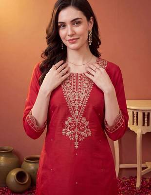women ethnic motifs embroidered regular kurta with trousers & with dupatta 3