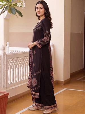 women ethnic motifs printed regular kurta with palazzos & with dupatta 3