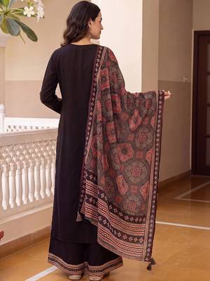 women ethnic motifs printed regular kurta with palazzos & with dupatta 4