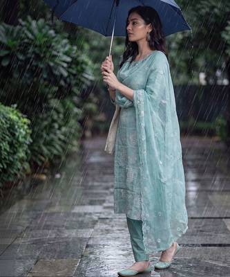 women ethnic motifs embroidered regular thread work kurta with trousers & with dupatta 3