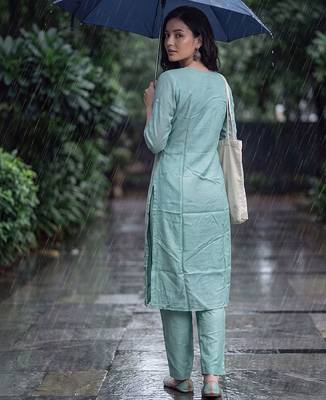 women ethnic motifs embroidered regular thread work kurta with trousers & with dupatta 4