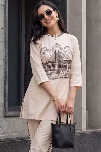women printed regular kurta with trousers
