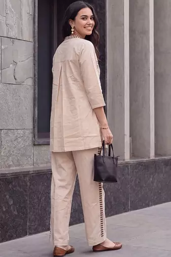women printed regular kurta with trousers
