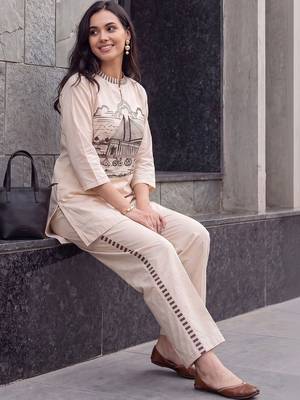 women printed regular kurta with trousers 3