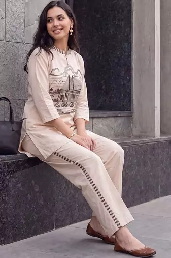 women printed regular kurta with trousers