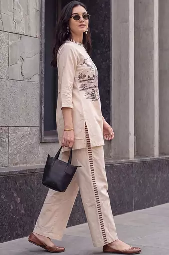 women printed regular kurta with trousers