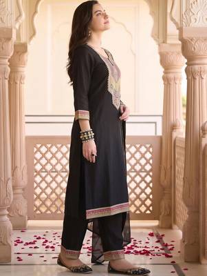 women ethnic motifs embroidered regular thread work kurta with trousers & with dupatta 3