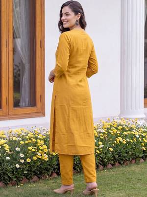 women panelled kurta with trousers 4