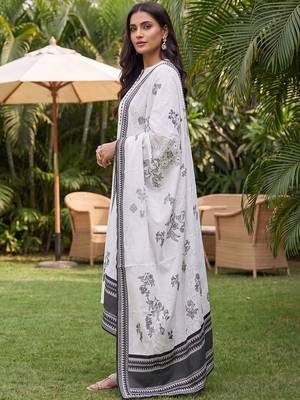 women floral printed regular cotton kurta with palazzos & with dupatta 3