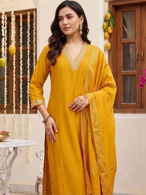 women ethnic motifs embroidered regular kurta with trousers & with dupatta 2