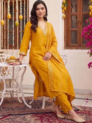 women ethnic motifs embroidered regular kurta with trousers & with dupatta 3
