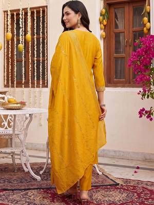 women ethnic motifs embroidered regular kurta with trousers & with dupatta 5