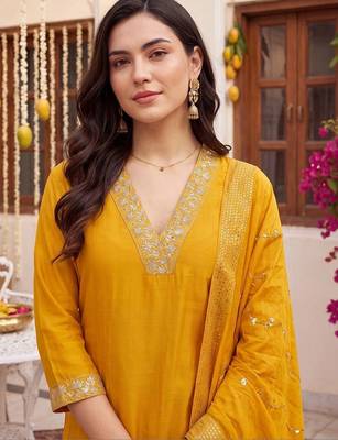 women ethnic motifs embroidered regular kurta with trousers & with dupatta 7