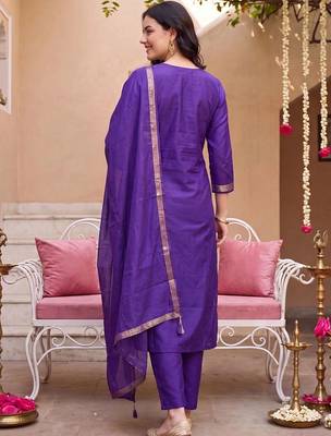 women ethnic motifs regular kurta with trousers & with dupatta 4