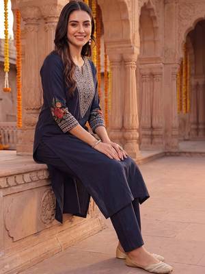 women ethnic motifs embroidered regular thread work kurta with trousers 2