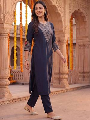 women ethnic motifs embroidered regular thread work kurta with trousers 3