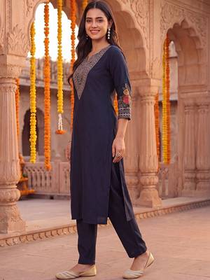 women ethnic motifs embroidered regular thread work kurta with trousers 4