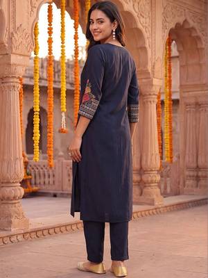 women ethnic motifs embroidered regular thread work kurta with trousers 6