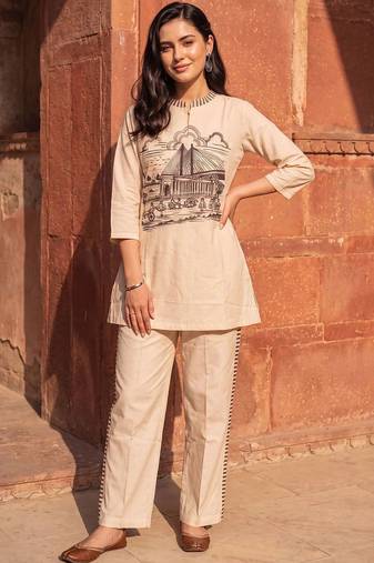women printed regular kurti with trousers