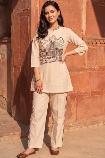 women printed regular kurti with trousers