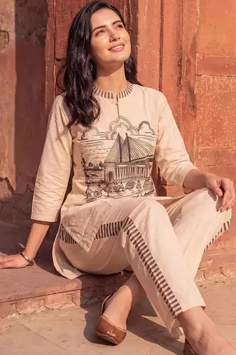 women printed regular kurti with trousers