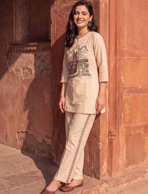 women printed regular kurti with trousers 3