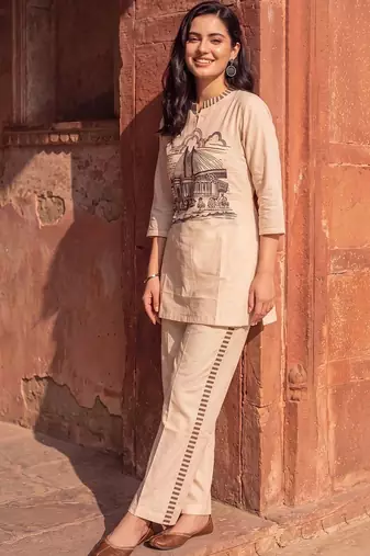 women printed regular kurti with trousers