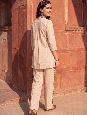 women printed regular kurti with trousers 5