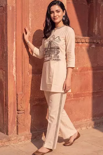 women printed regular kurti with trousers