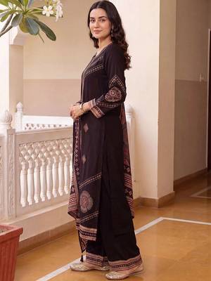 women ethnic motifs printed regular kurta with palazzos & with dupatta 4