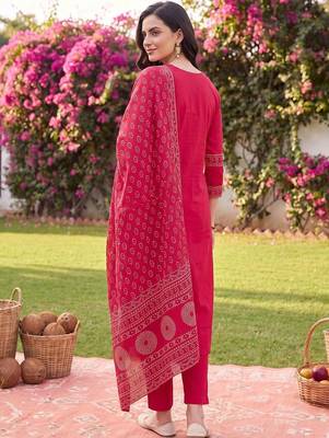 women ethnic motifs printed regular cotton kurta with trousers & with dupatta 5