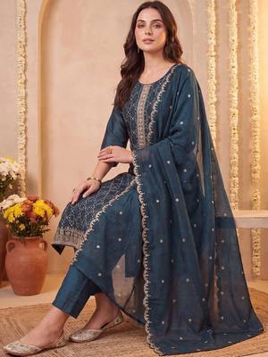 women embroidered regular thread work kurta with trousers & with dupatta 3