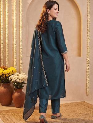 women embroidered regular thread work kurta with trousers & with dupatta 4