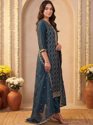 women embroidered regular thread work kurta with trousers & with dupatta 5