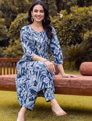 women floral printed regular cotton kurta with trousers 4