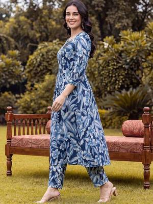 women floral printed regular cotton kurta with trousers 5