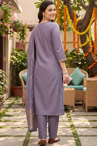 women paisley embroidered regular sequinned kurta with trousers & with dupatta