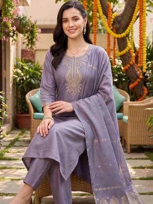 women paisley embroidered regular sequinned kurta with trousers & with dupatta 5