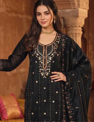 women ethnic motifs embroidered regular kurta with trousers & with dupatta 2