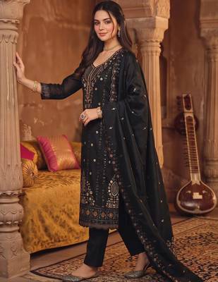 women ethnic motifs embroidered regular kurta with trousers & with dupatta 4