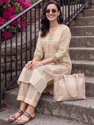 women printed regular cotton kurta with palazzos 5