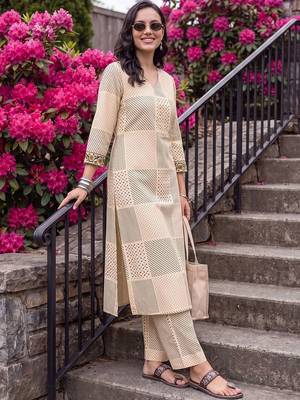 women printed regular cotton kurta with palazzos 6