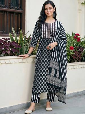 women ethnic motifs printed regular cotton kurta with trousers & with dupatta 1