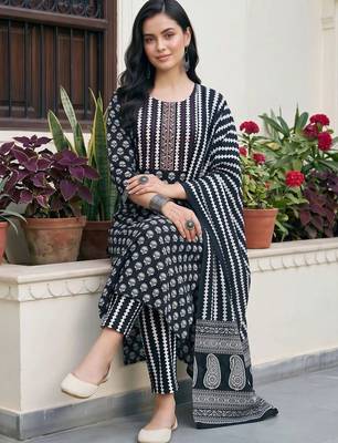 women ethnic motifs printed regular cotton kurta with trousers & with dupatta 2